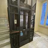...a cui si pu� arrivare anche usando un antico ascensore in ferro e in legno...